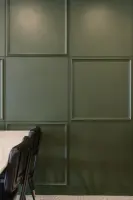 올리브그린 웨인스코팅이 돋보이는 모던 클래 카페